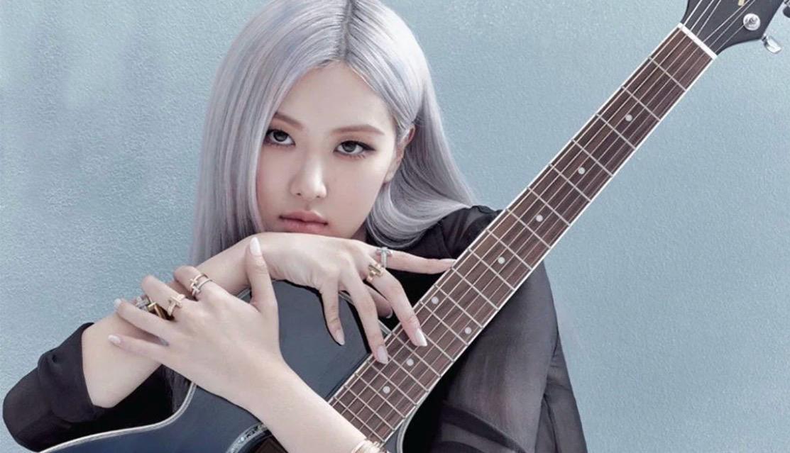 Rosé à la guitare, son identité de musicienne