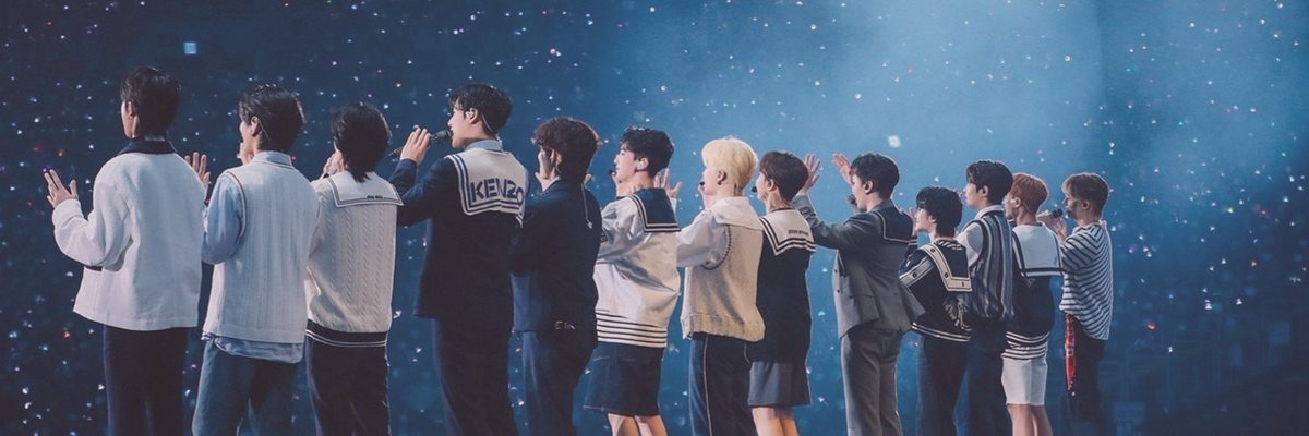 SEVENTEEN de dos, face au public
