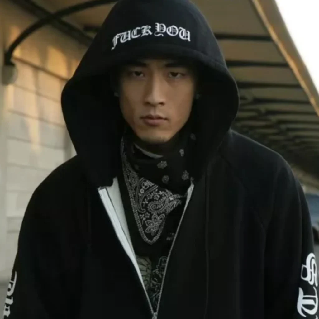 Teddy Park en sweat à capuche, portrait streetwear
