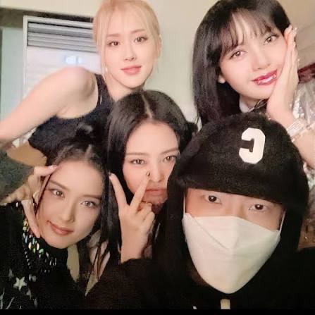 Teddy Park avec les quatre membres de BLACKPINK
