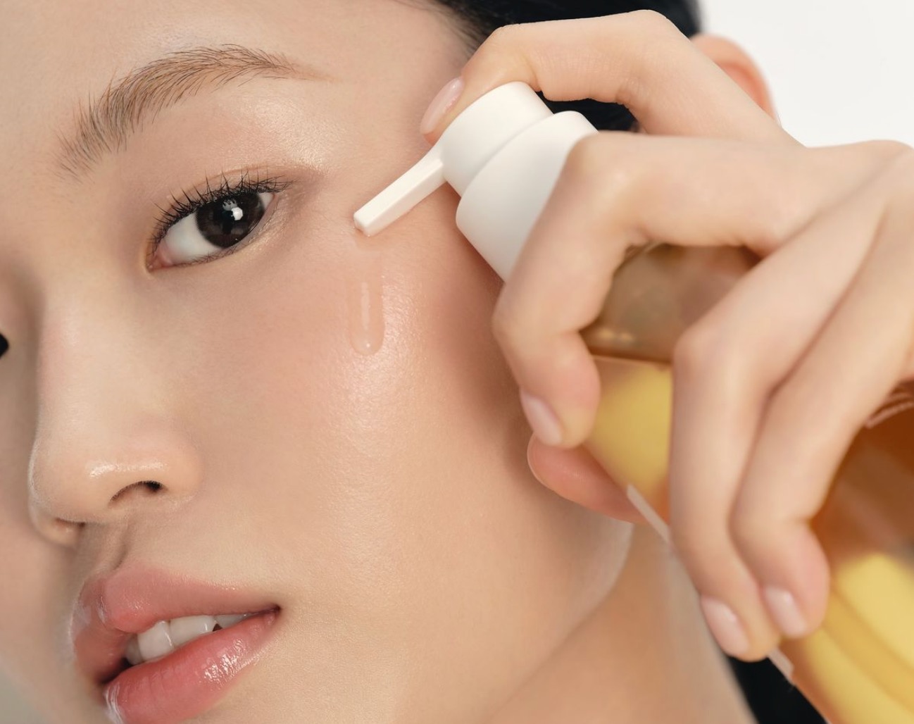 Application d'une essence sur la peau