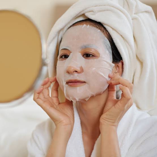 Masque en tissu coréen appliqué sur le visage
